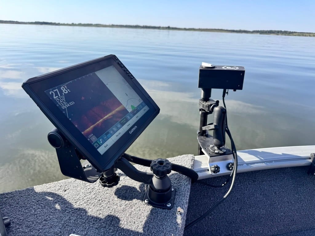 First Mate XT pole running a Garmin live sonar unit on the bow