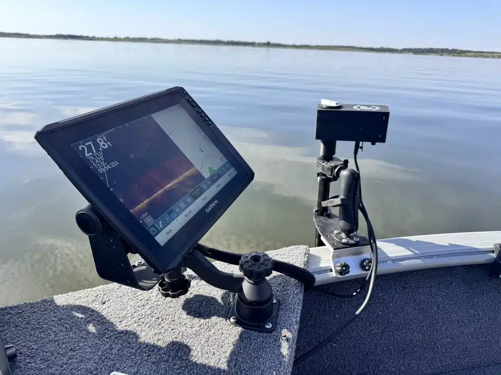 First Mate XT pole running a Garmin live sonar unit on the bow